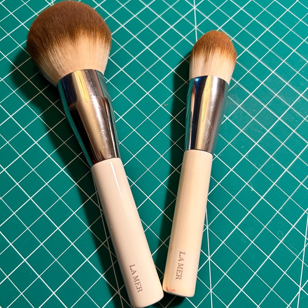 La Mer White and Silver Makeup Brush Duo